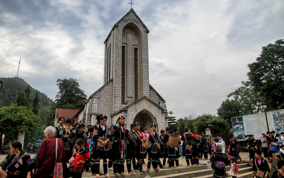 Black Hmong people at Sapa church