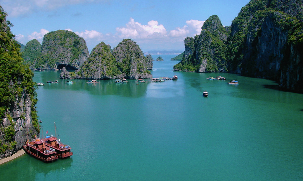 Halong bay cruise to Thien Cung cave