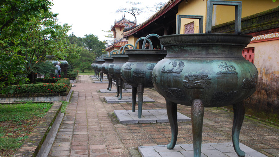 Hue imperial city - Nine dynastic urns