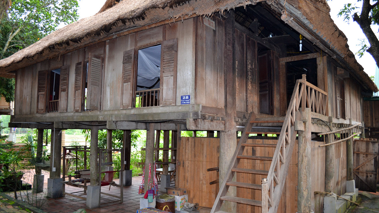 Thai stilt house at PomCoong village - Mai Chau homestay