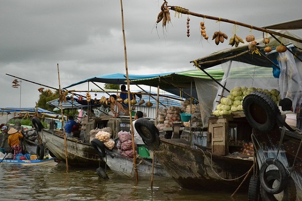 Many people live and trade in the boat